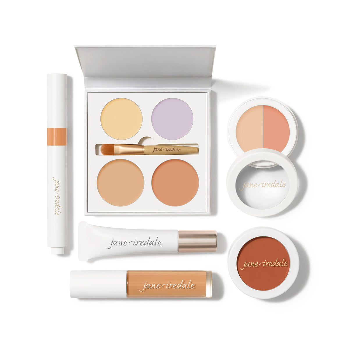 Jane Iredale Concealer-Sortiment auf weißem Hintergrund: Von oben nach unten links ein Abdeckstift, mittig eine 4-Farben-Palette mit Pinsel, rechts ein 2-Farben-Compact-Set, darunter eine Tube Primer, eine Flasche Foundation und ein Bronzer-Compact.