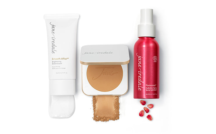 Ein Bild mit einer Foundation, einem Kompaktpuder sowie einem Feuchtigkeitsspray der Marke jane iredale.