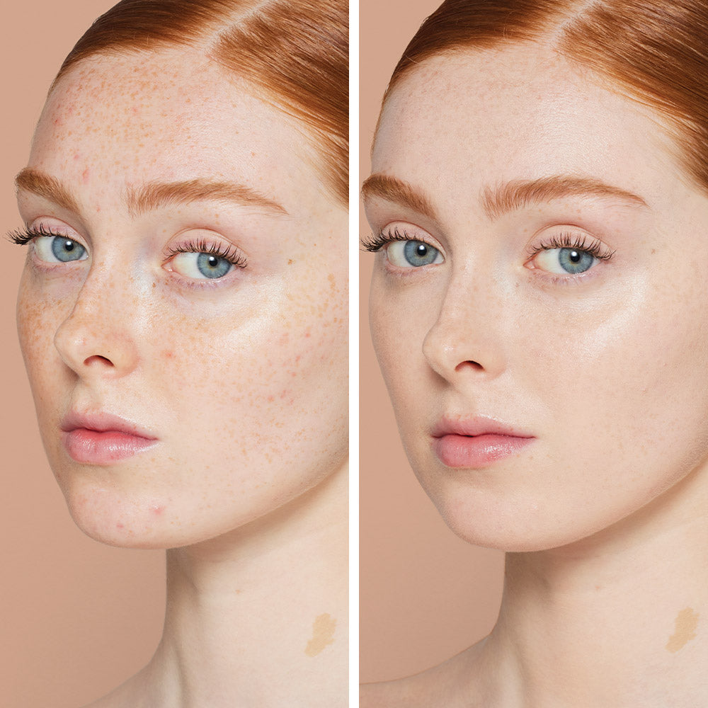 Vorher/Nachher Bild eines weiblichen Models, eine junge Frau mit roten Haaren und blauen Augen schaut in die Kamera, ihr Gesicht wird einmal ohne und einmal mit der Skintuition Flüssigfoundation von jane iredale gezeigt