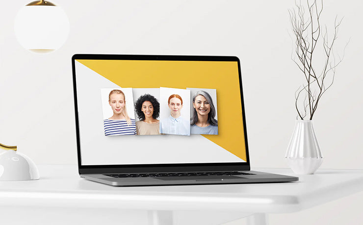 Ein Laptop mit Bildern unterschiedlicher Frauen verschiedenen Alters zur Bewerbung einer digitalen Hautberatung.